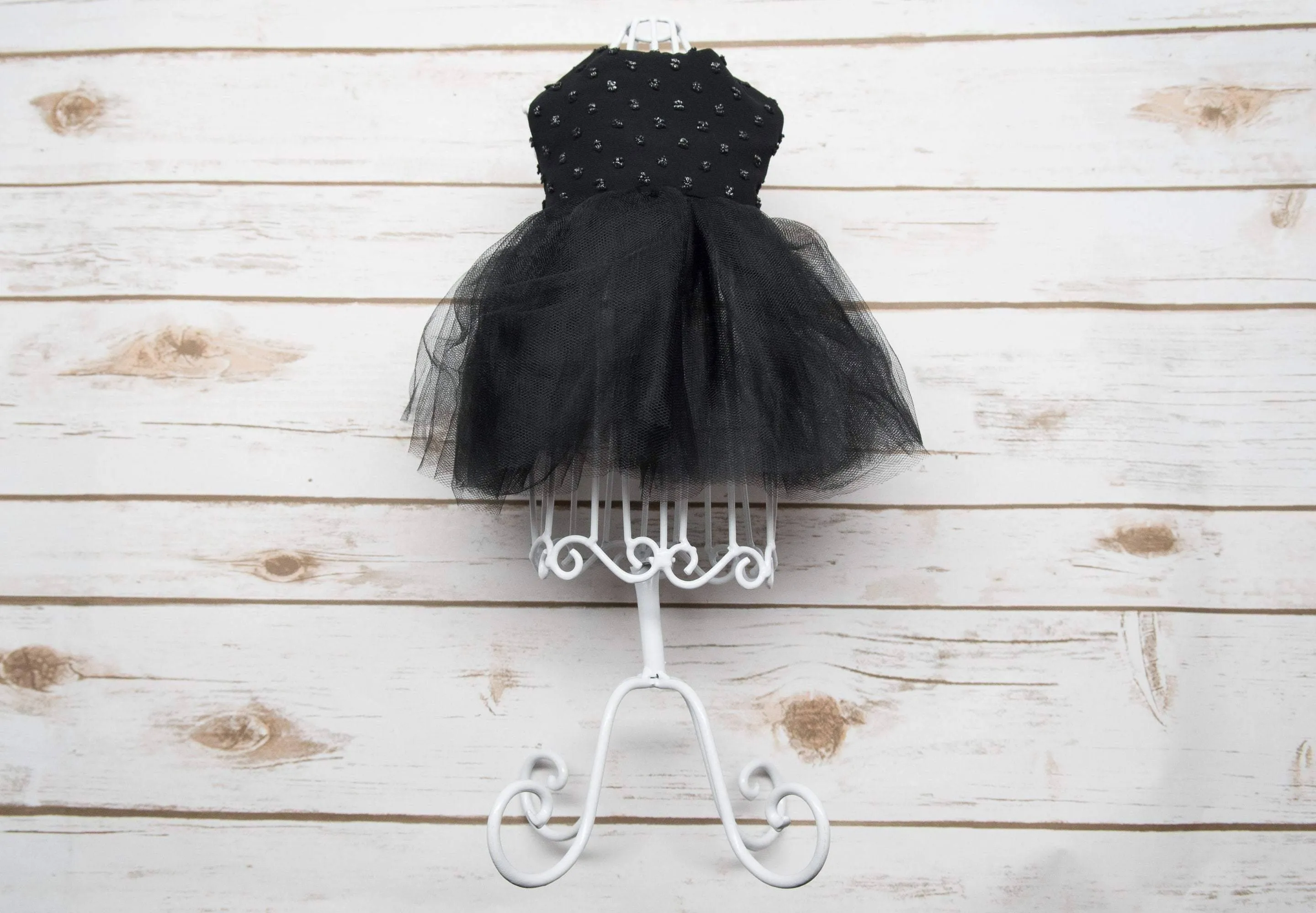 2 robes pour chien dans une! oui, c'est possible!: robe tutu noire réversible en coton noir et cuirette et chiffon suisse à pois surélevés