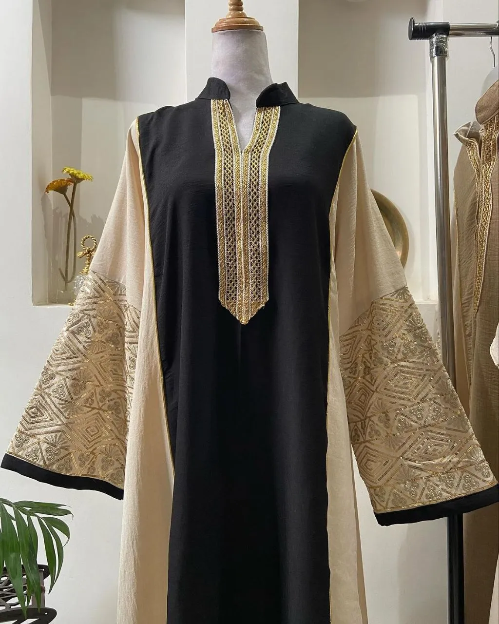 Embroidered linen abaya